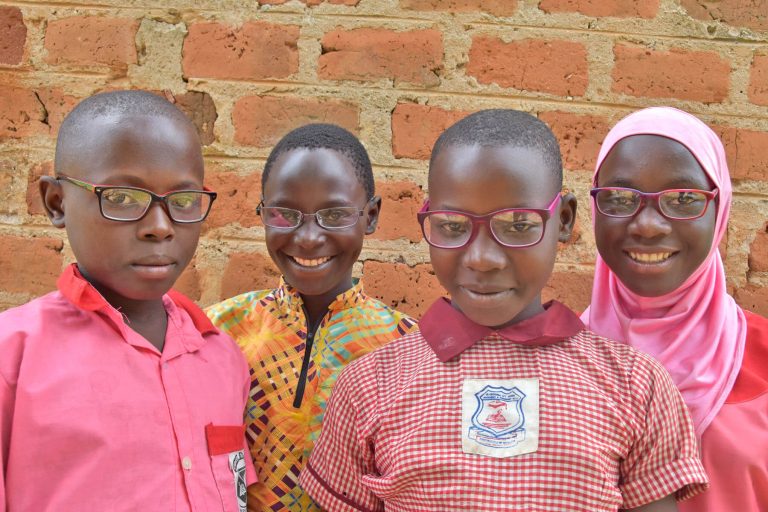 come valutare un ente di beneficenza - i bambini indossano gli occhiali forniti da humanity direct